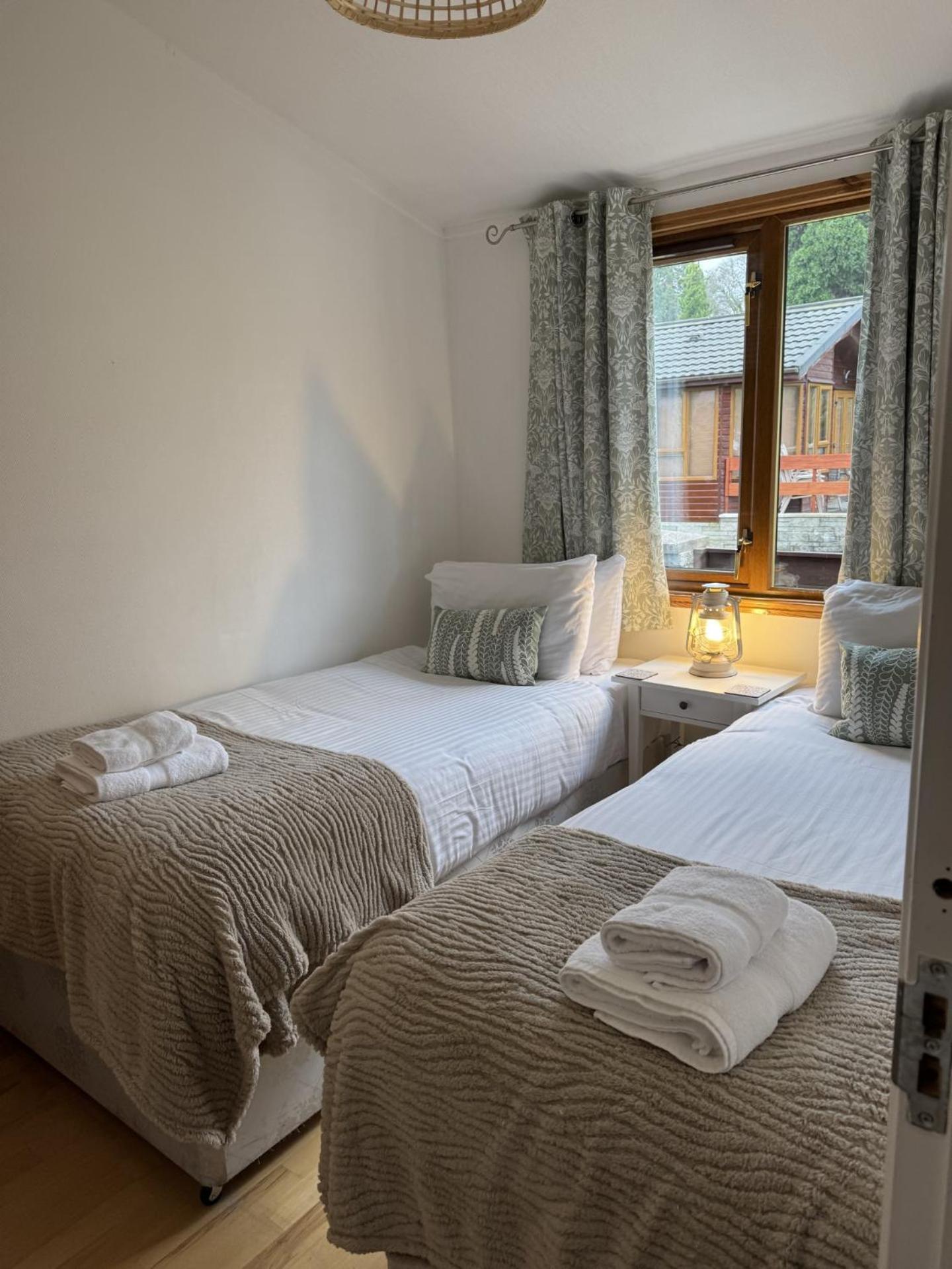 Walled Garden Lodges Loch Lomond バロック エクステリア 写真